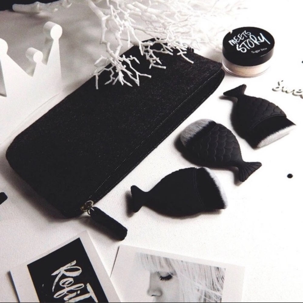 Bundle - 4pcs brushes and makeup bag